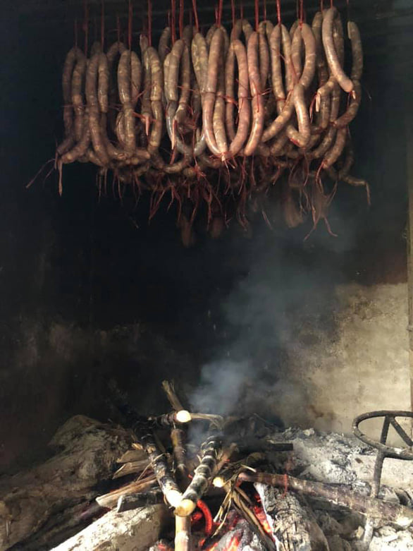 Lạp xưởng được hun khói dưới bếp lửa sau khi đã khôi khô dưới nắng