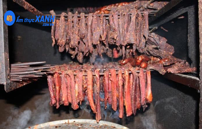 Thịt được sấy khô liên tục dưới bếp lửa, tạo ra mùi vị "hun khói" rất đặc trưng của món ăn