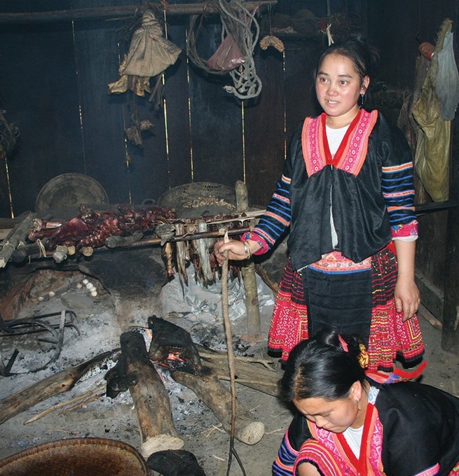Nướng thịt trâu gác bếp bằng than hoa là cách ăn phổ biến nhất của người dân tộc Tây Bắc
